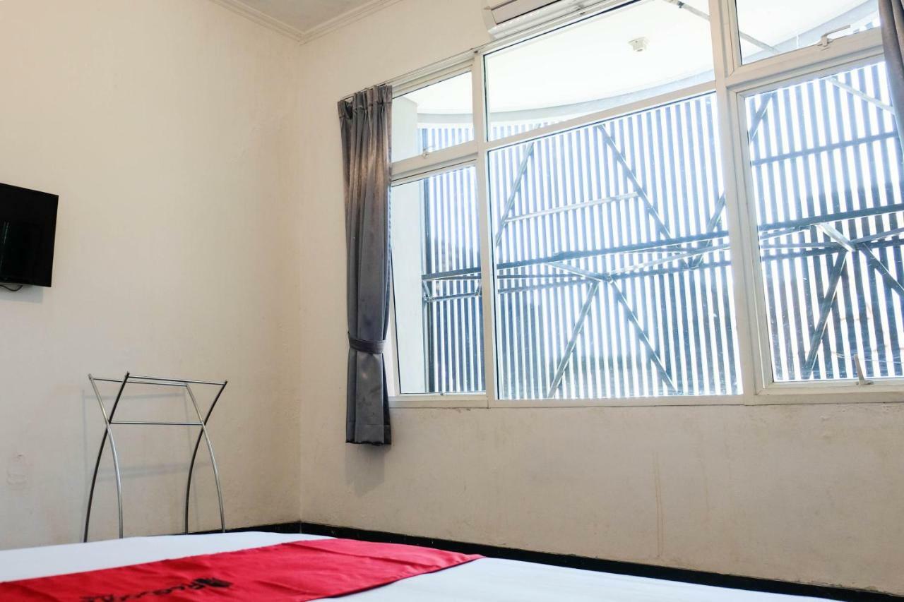 Reddoorz Near Ahmad Yani Airport 3 Ξενοδοχείο Σεμαράνγκ Εξωτερικό φωτογραφία